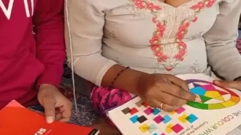 चाचा के लड़की के चूत चुदाई परहई के बहाने वीडियो