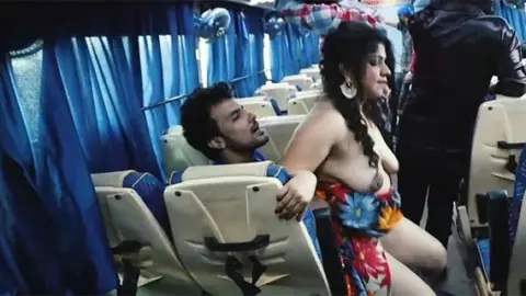 भाभी को चोद दिया चलती हुई बस के अंदर वीडियो