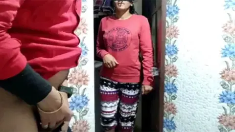 मूठ मरते हुए भाई को रंगे हंतों पकरा वीडियो
