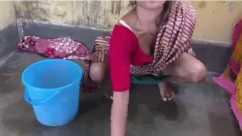 पोछा लगाने वाली नौकरानी की चूत चुदाई वीडियो