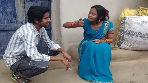 गाँव के भाभी को सिगरेट पिलाके चोदा वीडियो