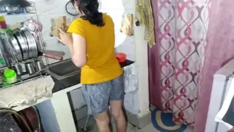 रसोई घर मे भाभी ने सौतेली बेहेन को चॉड दिया वीडियो