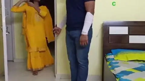 शादी मे आई हुई लड़की को पटाके चोदा वीडियो