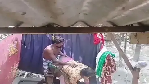 धोकेबाज़ बीवी अपनी पड़ोसी से चुदवाई खुले मे वीडियो