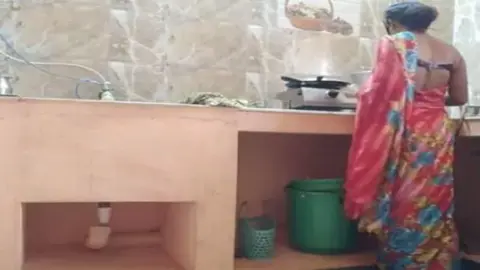 खाना बनाने वाली औरत की चुदाई रसोई घर मे वीडियो