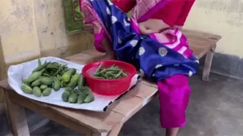 सब्जी बेचने वाली लड़की की चूत चुदाई वीडियो