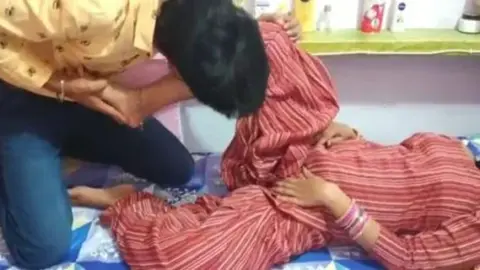 सोई हुई देसी भाभी को गरम करके चोदा वीडियो
