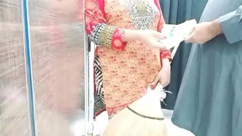 पैसे के बदले मे अपनी चूत दिया नौकरानी ने वीडियो