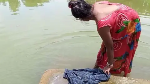 कपड़ा धोने वाली को रूम पर बुला कर चोदा वीडियो