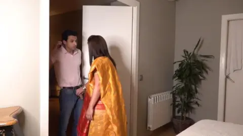 चाची ने हाथ मारते हुए रंगे हाथों पकड़ा वीडियो