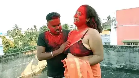 दो दो भाभियों की चूत के साथ होली खेली वीडियो