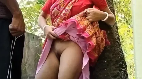 खुले में पड़ोसी भाभी को चोदा खड़े खड़े वीडियो