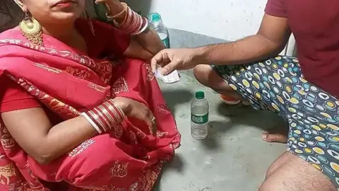 भाभी ने अपनी चुत दी चोदने को पैसे के बदले वीडियो