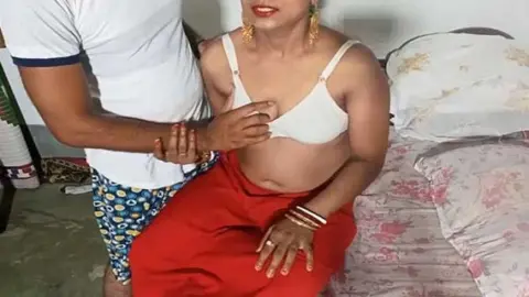 पलंग के निचे फांसी हुयी आंटी को चोदा वीडियो