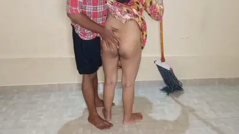 पोछा लगाती हुई आंटी को नंगा करके चोदा वीडियो
