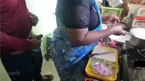 तमिल नौकरानी को काला लंड दिखाता ठरकी आदमी वीडियो