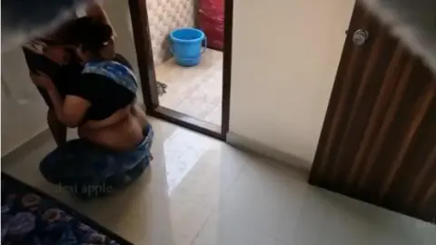 मराठी कामवाली बाई का ब्लोजॉब सेक्स हिडन कैम पर वीडियो