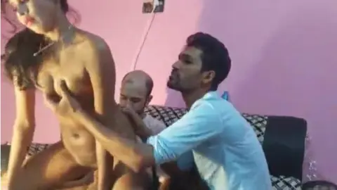 मुस्लिम भाई ने बहन को दोस्त के साथ मिलकर चोदा वीडियो