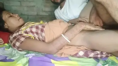 देहाती वाइफ की चूत में ऊँगली करके पड़ोसी चोदन किया रात में वीडियो
