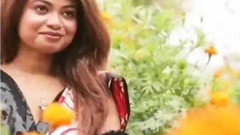 ब्यूटीफुल भाभी के बूब्स दबाकर लंड सवारी करवाई वीडियो