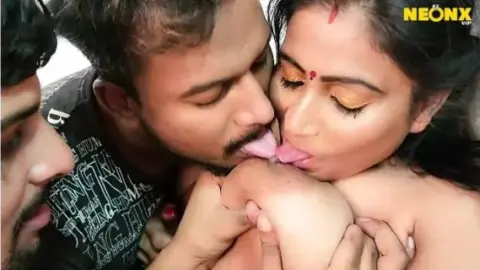 देसी मकान मालकिन को २ यंग बॉयज ने सेक्स का मज़ा दिया वीडियो