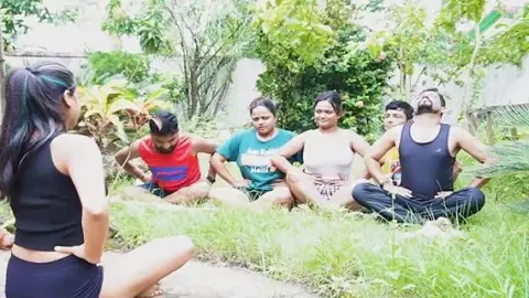 सुबह योग अभ्यास और शिक्षक छात्र की कट्टर समूह सेक्स वीडियो
