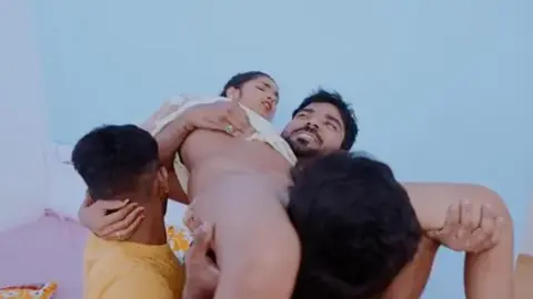 Vídeo de três rapazes transando com uma garota magra