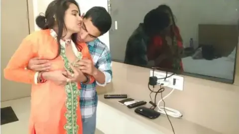 टीवी रिपेयर करनेवाला सेक्सी भाभी को नंगी करके चोद दिया वीडियो