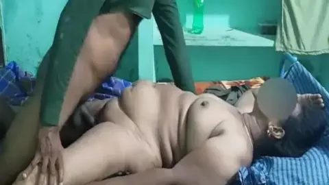 किचन में तमिल आंटी को चोदा पड़ोसी अंकल ने नंगी करके क्लिप वीडियो