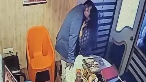 मराठी भाभी को चोदा Ashok Kharat Nashik baba viral video वीडियो