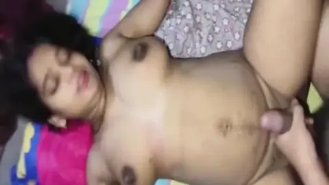 قام بإمتاع زوجة الجار الوحيدة جنسياً ليلاً، فيديو منزلي