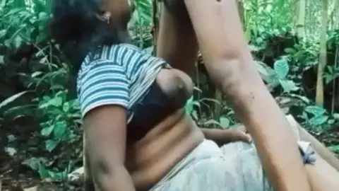Vídeo XXX de uma esposa de Pondicherry com seios grandes fazendo sexo oral e recebendo uma ejaculação na selva.