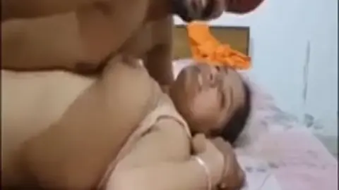 सरदार बॉयफ्रेंड ने चुदाई किया प्यासी मिल्फ को होटल ले जाकर वीडियो