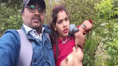 सोना भाभी बूब्स दिखाती है खुले में लवर साथ वॉक करते हुए वीडियो